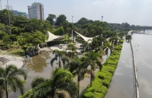 लखनऊ में गोमती नदी के बढ़े जलस्तर से जलमग्न इलाका