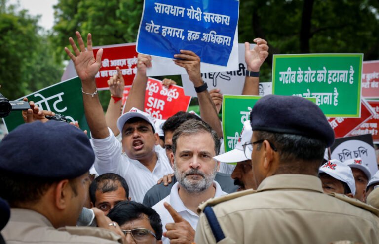दिल्ली में चुनाव आयोग के खिलाफ विपक्षी प्रदर्शन का दृश्य